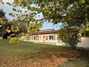 Maison lumineuse de plain-pied avec terrain  dépendance et pâture