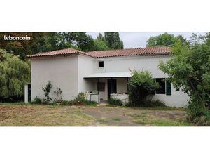 Maison quercynoise en pierre avec dépendances et grand terrain de 6000m²