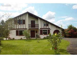Belle propriété  vue dominante  plein sud  autonome énergie  grand terrain trés calme
