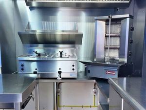 Food Truck Kebab – Entièrement équipé – État neuf – Prêt à travailler
