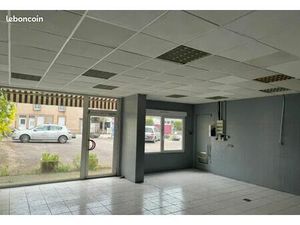 Local commercial avec parking à louer