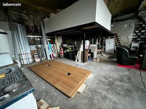 Atelier dépôt local hangar local de stockage