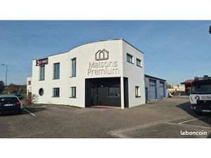 Hall d’activité  de stockage et de bureaux - 278 m²