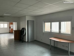 Très beau bureaux / local