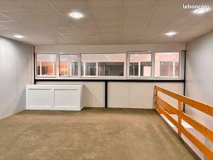 Local professionnel neuf entièrement aménagé et climatisé de 44 m²