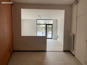 Local commercial avec excellente visibilite