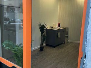 Local commercial 26m2 à rafraîchir