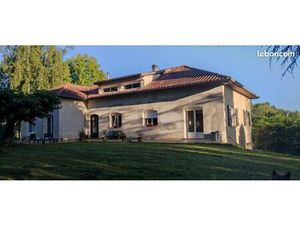 Maison familiale avec parc paysagé clôturé de 11156 m²