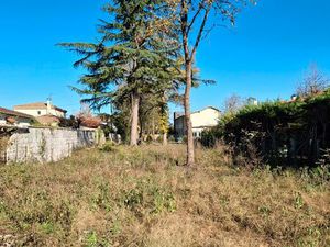 Terrain 1280 m² avec maison existante – Emplacement premium