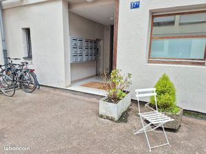 STBG CV  Petit bureau / stockage sur cour