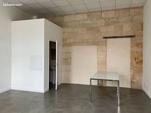 Bureau   local face tram B chartrons