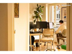 Bureau en open-space dans un coworking digital du centre-ville de Strasbourg