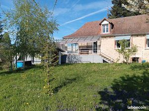 Maison en pierre avec piscine chauffée et couverte