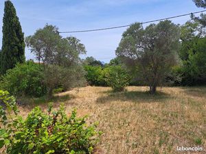 Terrain 1800 m² Éguilles