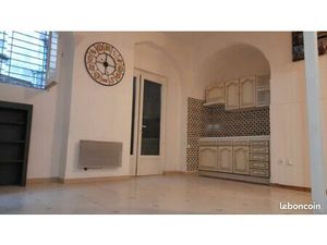 Situé au rez-de-chaussée  donnant sur une petite cour ■composé 1 chambres et une mezzanine