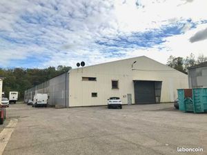 Local industriel 2 200 m²