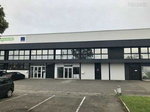 Local industriel 1 208 m²
