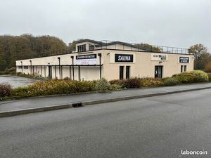 À LOUER – Local commercial 747 m² – Zone Leclerc – Parking 30 places – Sablé-sur-Sarthe