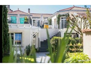 Villa en centre ville de Bordeaux  avec grande terrasse et jardin. Parking privé
