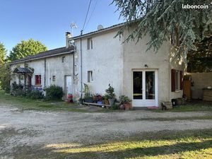 Maison de caractère avec grand terrain et dépendances; à 20 min de Poitiers