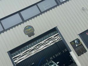 ◊ Garage de remplacement de pare-brise & nettoyage automobile – Entièrement équipé – À sai