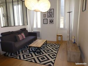 T1 bis lumineux à côté de la place du 4 Septembre