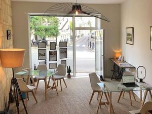 Local commercial avec vitrine axe passant au jardin Public