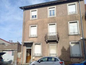 Immeuble de 2 étages avec un garage