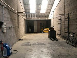 Local  entrepôt  dépôt  atelier de 150 m² situé dans une zone artisanale calme  accès VL e