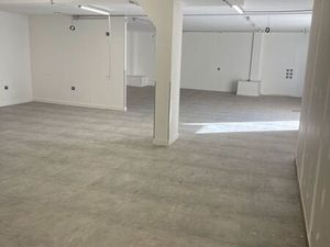 Local stockage showroom 180 m2 + cour 60m2