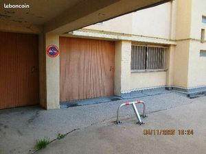 Garage fermé sur cour