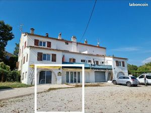 Local pro 50m2  grand parking