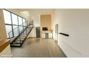 À vendre – Local d’activités 700 m² au total + bureaux modernes • Accès poids lourds • Sit