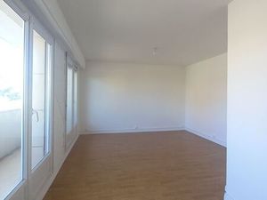 Joli studio lumineux 28 m² + grand balcon (chauffage + eau compris)