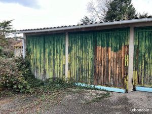 Garage fermé dans copropriété sécurisée