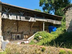 Ferme 240 m² + dépendance + 2 terrains (2500 m²) – 2 puits – À rénover – Champoly