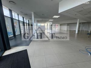 Local industriel 2 239 m²