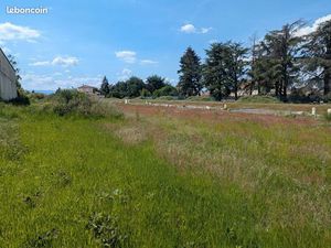 Terrain 409 m2 libre de constructeur à Bouthéon