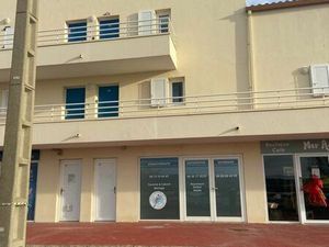 Local zone plage - 32 m2 - secteur agréable