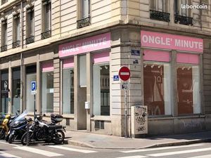 Local commercial refait à neuf  lyon 6eme  70 m² . Toute activité possible