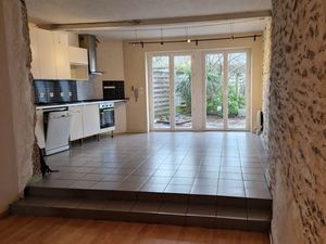 T3 DE CHARME (56m²) – LES COUËTS – PIERRES APPARENTES & CUISINE ÉQUIPÉE