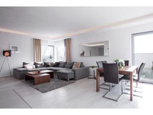 Lumière matinale et terrasse paisible