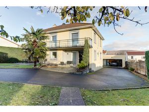 Villa avec piscine et grand terrain