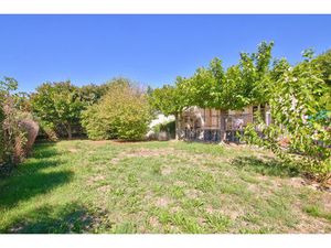 Maison de plain pied T4 de 92 m² sur 1000 m² de terrain avec 2 garages et dépendances à TA