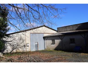 Ancien corps de ferme  4.05ha de terrain  et étang.