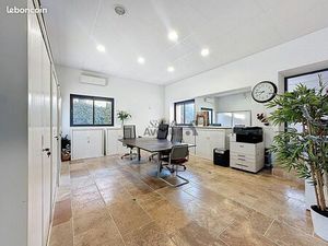 Local 209 m² SAINT CLEMENT DE RIVIERE