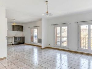 T3 sur la place de Sérignan