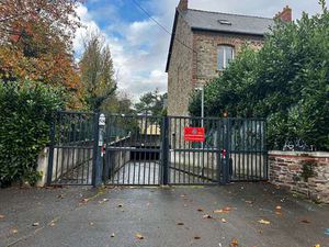 Location Garage box et parking à Rennes Bourg L'evêque (35000) : à louer / 15m² Rennes Bou