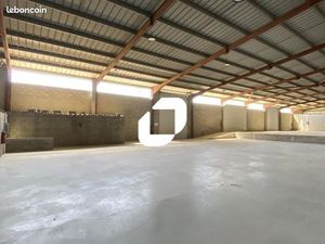Local industriel 1 244 m²