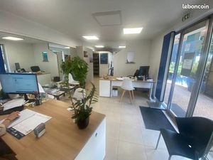 Local RDC avec vitrines + parking - Montpellier centre